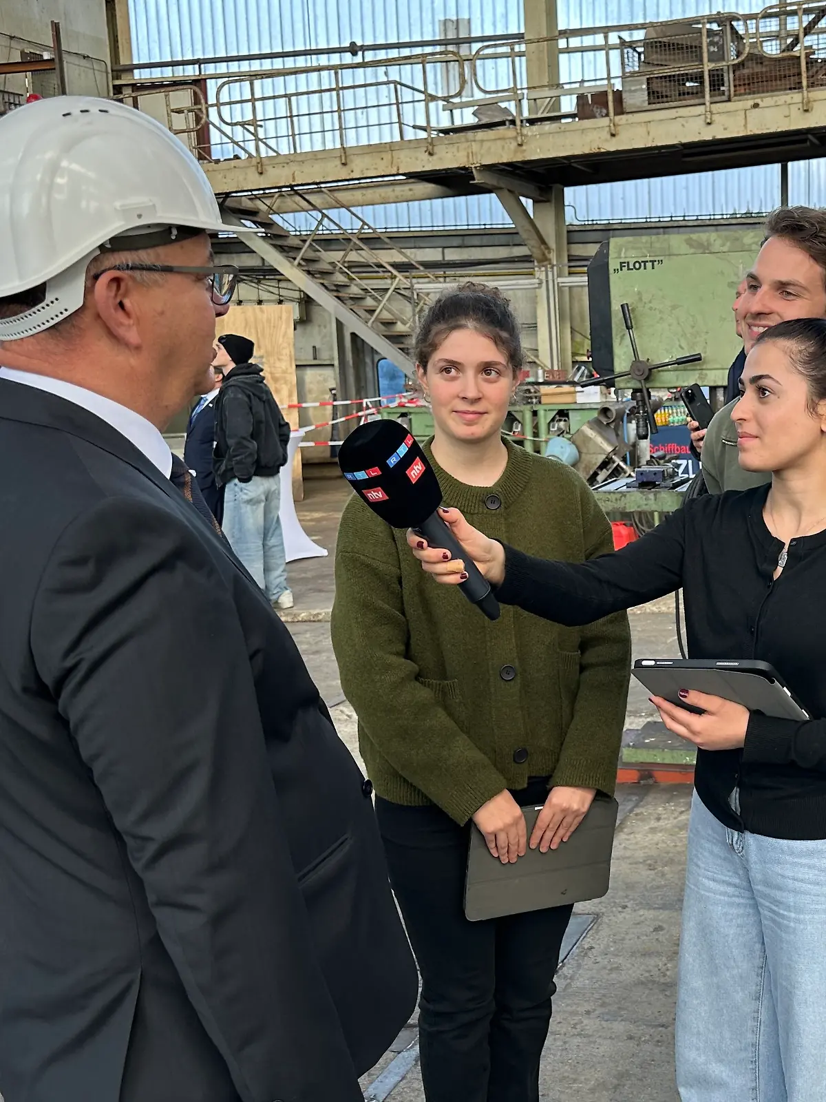 Bild zu: "Aus der Schule ans Mikrofon! Schüler erleben Journalismus − und eine Weltneuheit "