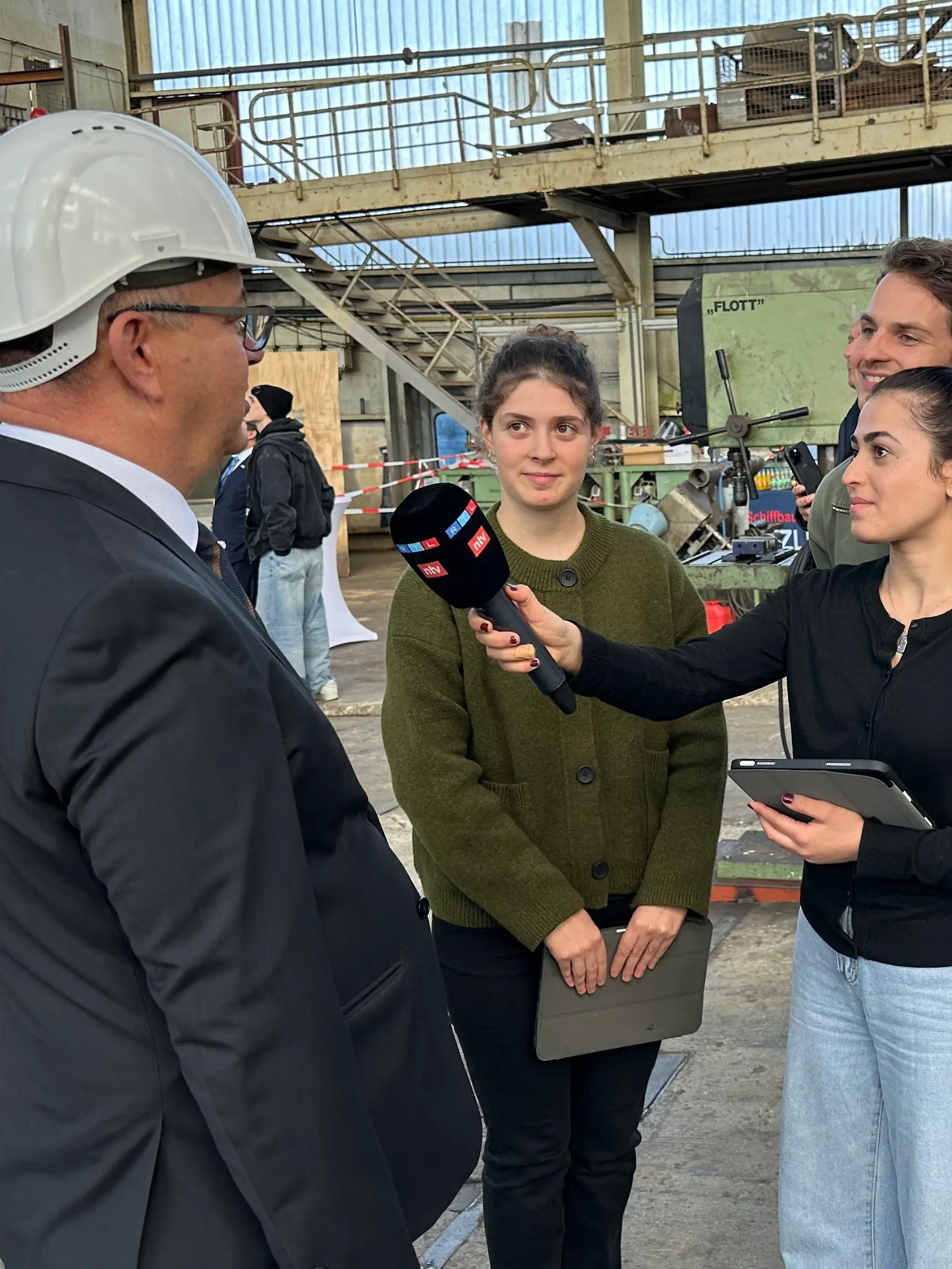 Bild zu: "Aus der Schule ans Mikrofon! Schüler erleben Journalismus − und eine Weltneuheit "