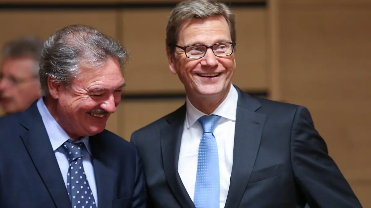 epa03757515 Luxembourg's Foreign Minister Jean Asselborn (L) and German Foreign Minister Guido Westerwelle (R) are seen prior to a foreign affairs council meeting in Luxembourg, 24 June 2013. EPA/OLIVIER HOSLET +++(c) dpa - Bildfunk+++