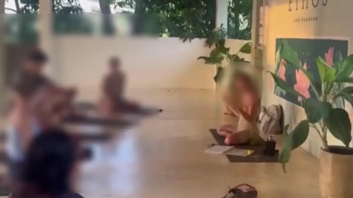 Beim Sex-Yoga erwischt! Britin (40) bietet Touris ultimativen Urlaubs-Höhepunkt Polizei stürmt Unterrichtsstunde