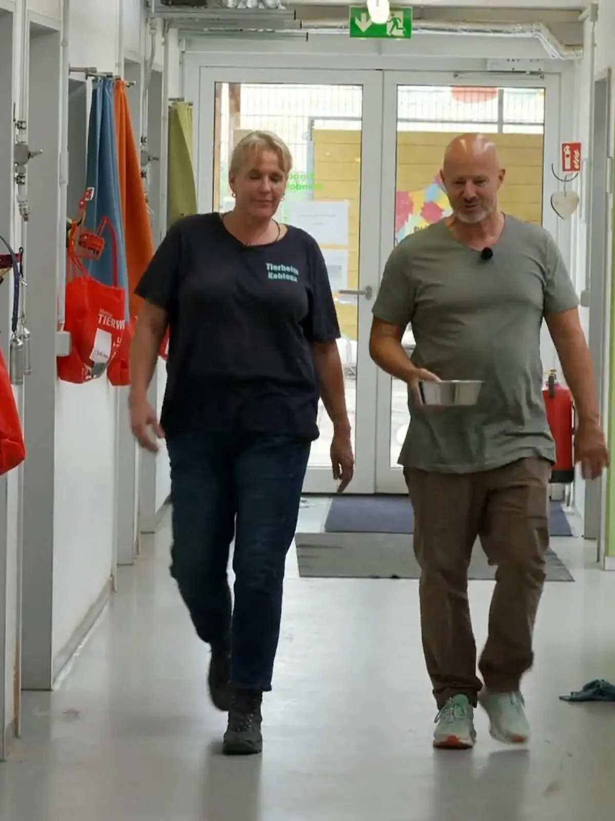 Bild zu: "Detlef füttert die anspruchsvollen Hunde"