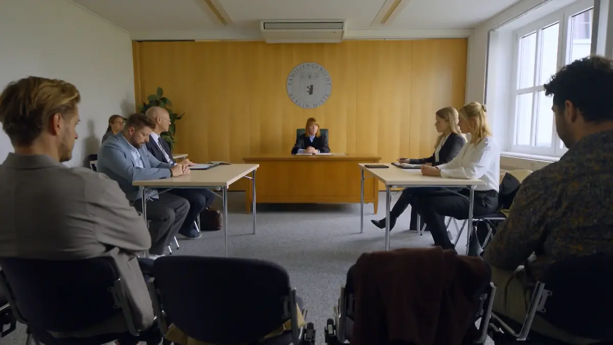 Zoe und John stehen vor Gericht