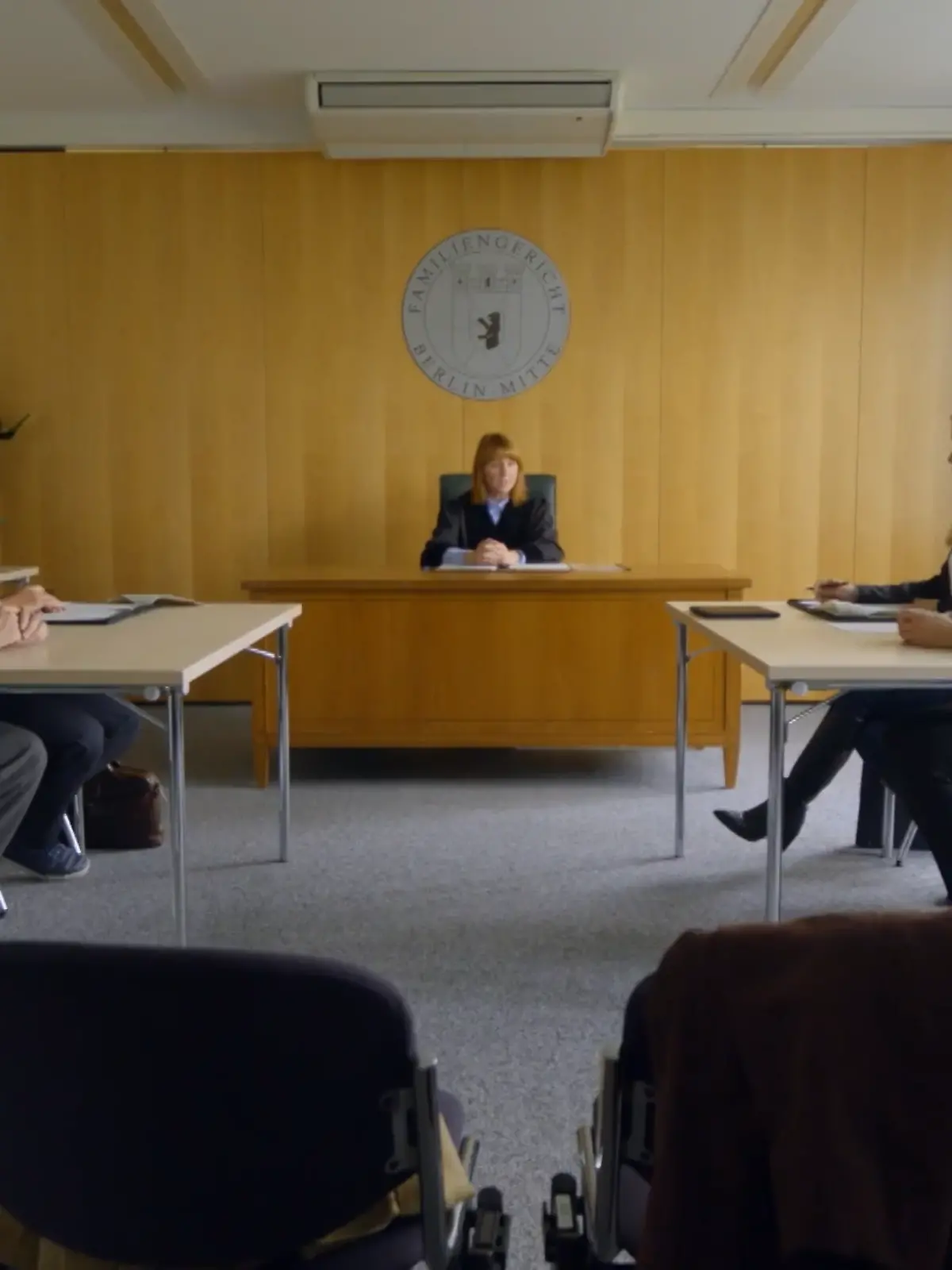 Zoe und John stehen vor Gericht