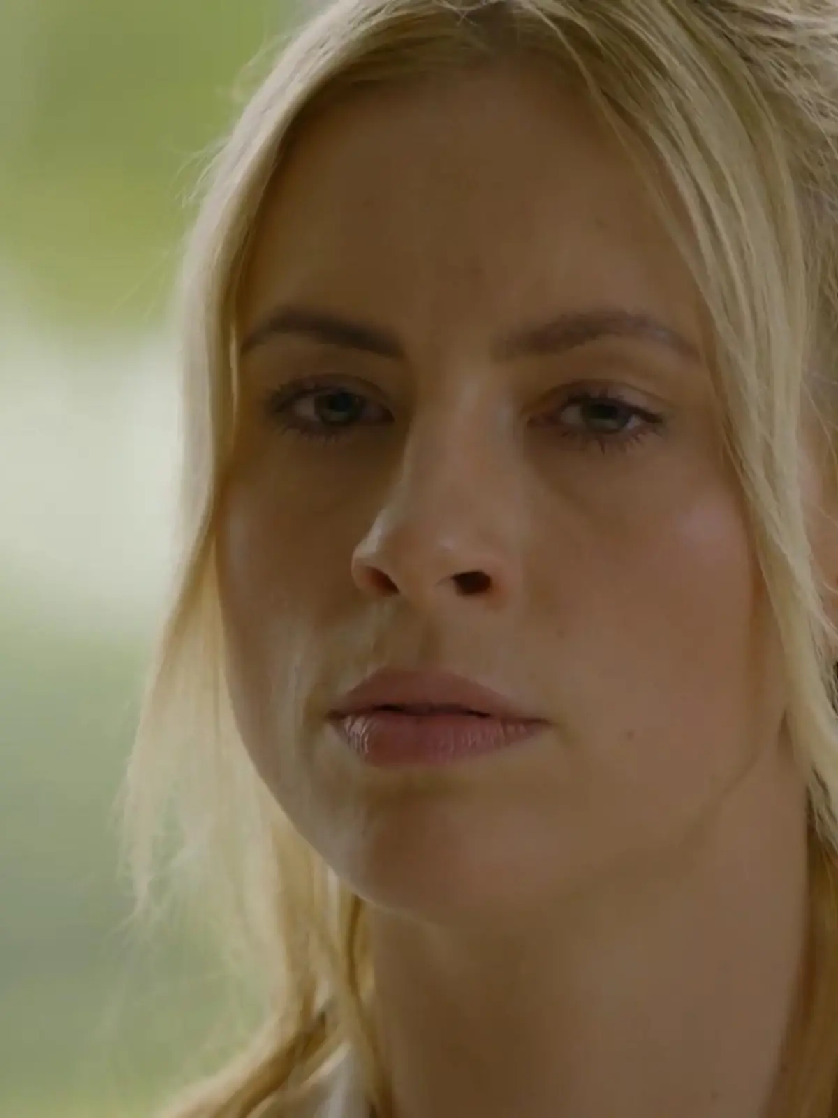 Bild zu: "Zoe und John stehen vor Gericht"