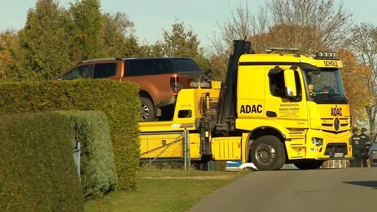 HIER beschlagnahmt die Polizei das Auto der Ex-Freundin Fall Fabian (