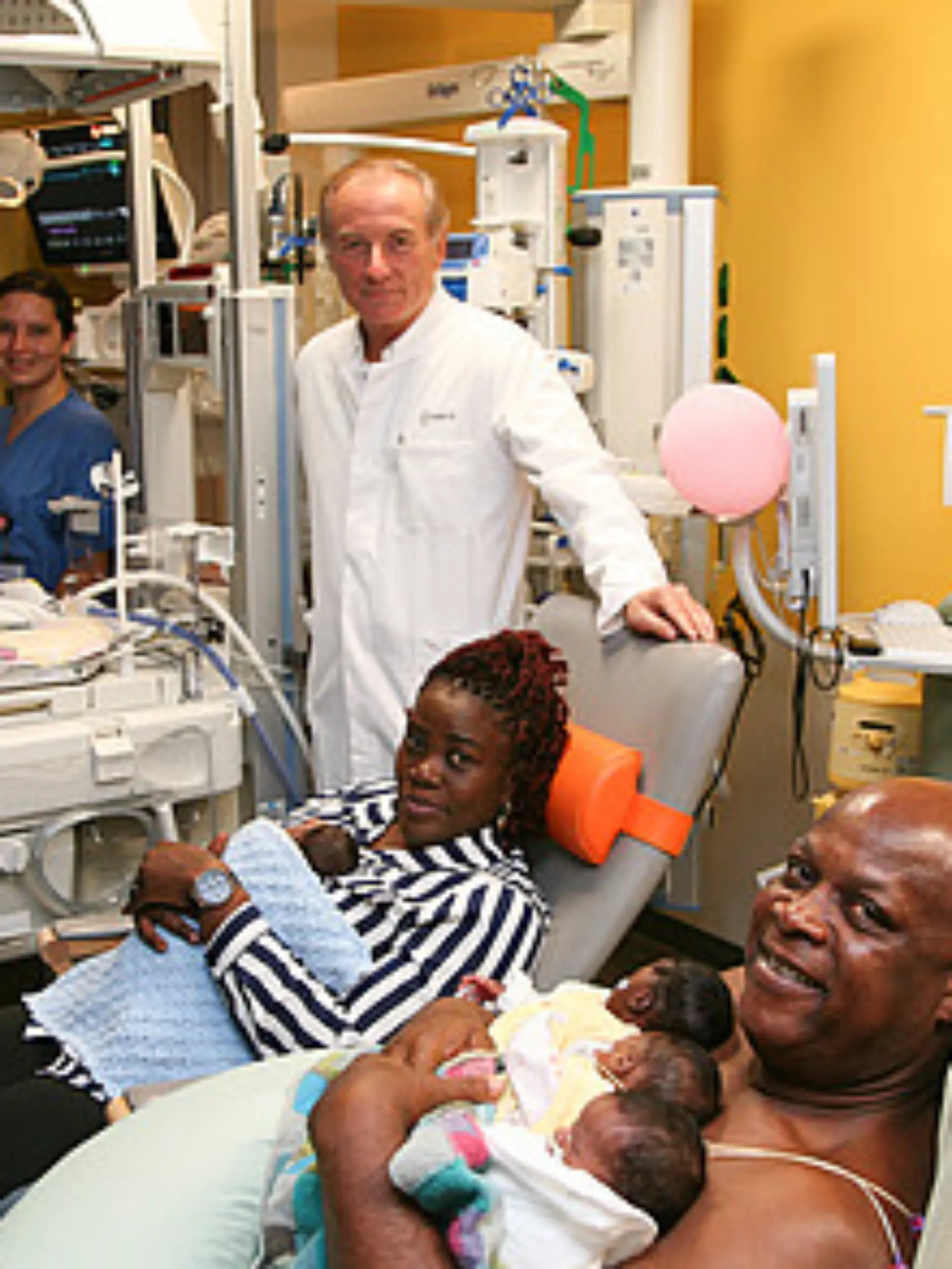 Vorne v. l.: Prof. Wolfgang Henrich, Direktor der Klinik für Geburtsmedizin, die Eltern mit vier Kindern. Hinten v. l.: Neonatologin Dr. Monika Berns, Gesundheits- und Kinderkrankenpflegerin Jessica Blauert und Jasmin Barthel, Studentin der Hebammenwissenschaften. Kind Nummer fünf liegt im Inkubator. 
