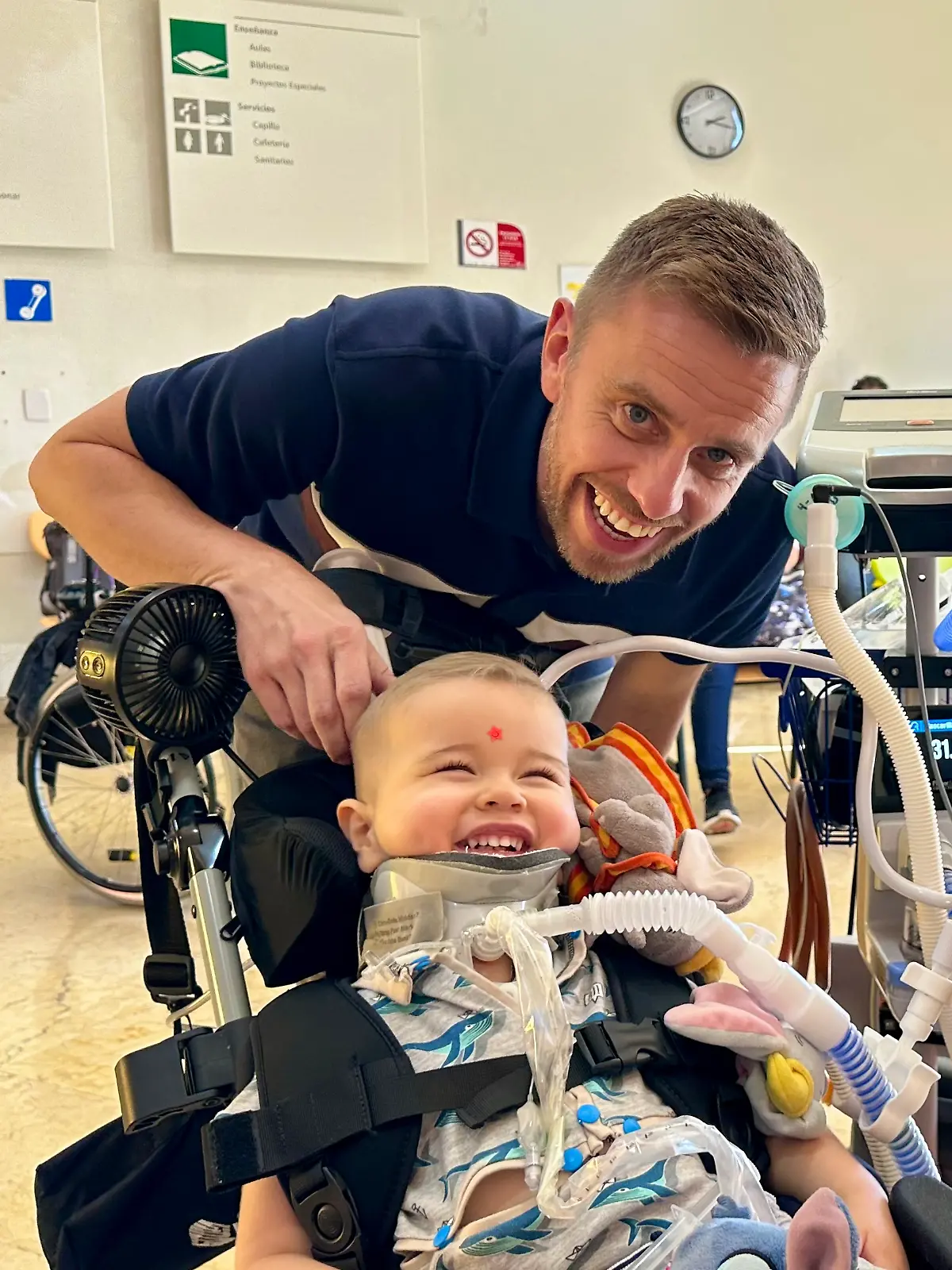 Haben alle Grund zum Lachen: Der kleine Oliver (2) zusammen mit seinem Vater Stefan Staub und seiner Mutter Laura.