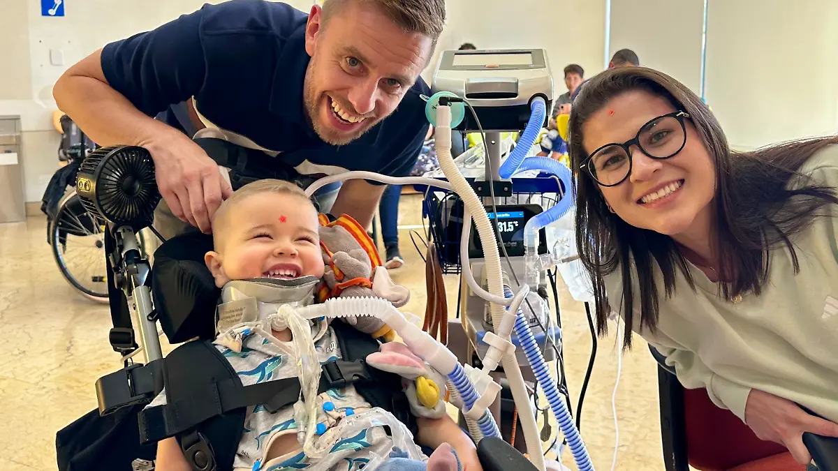 Haben alle Grund zum Lachen: Der kleine Oliver (2) zusammen mit seinem Vater Stefan Staub und seiner Mutter Laura.