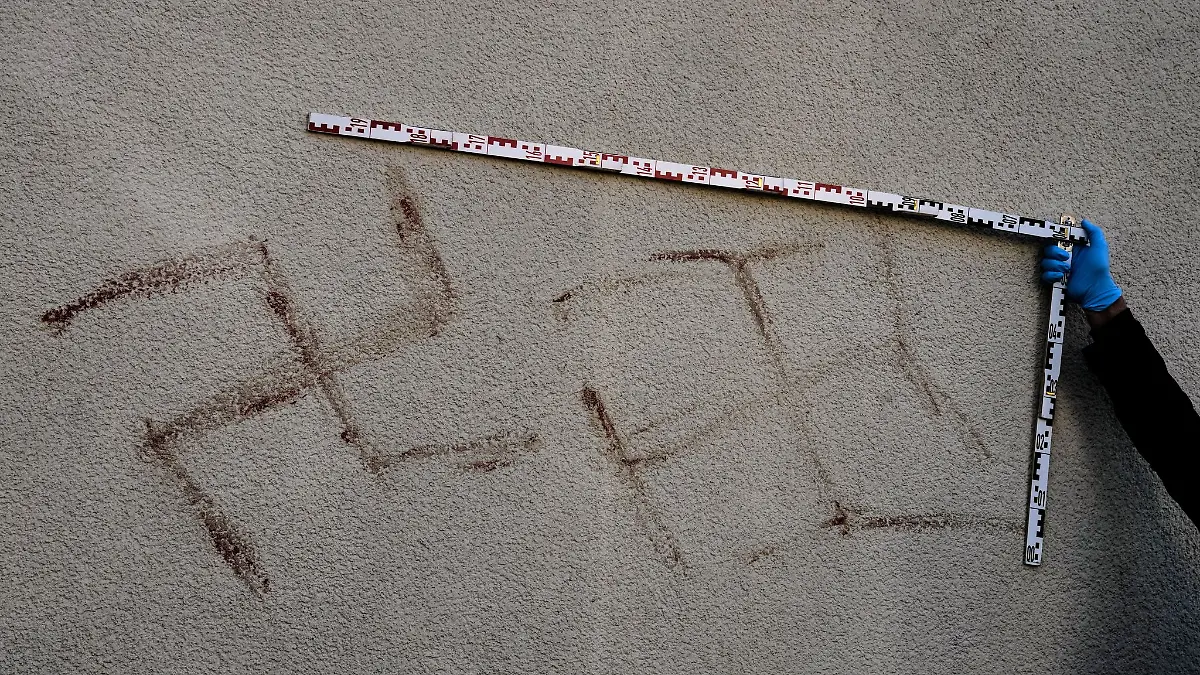 Ermittler bei der Spurensicherung. (Foto-aktuell)