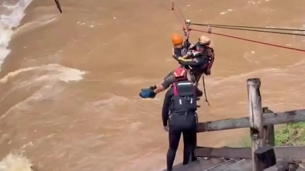 Eingeschlossen von den Wassermassen! Sturzfluten überraschen Touristen in Nationalpark Rettung über reißendem Fluss