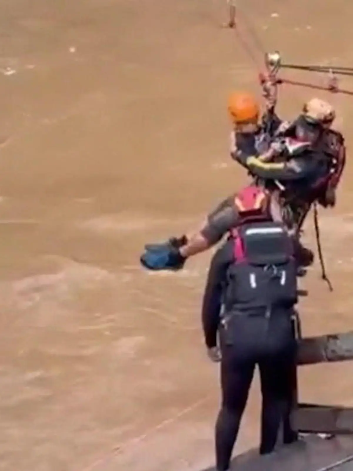 Bild zu: "Eingeschlossen von den Wassermassen! Sturzfluten überraschen Touristen in Nationalpark"
