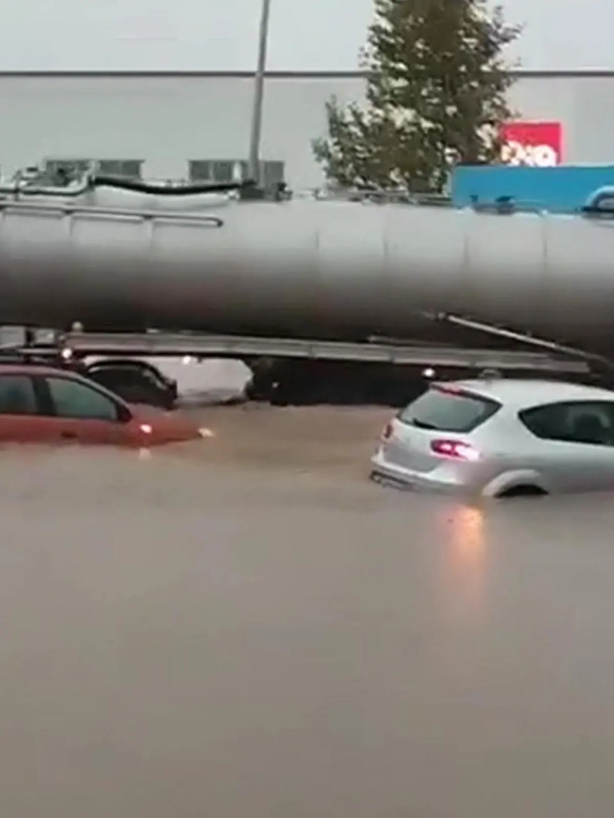 Bild zu: "Starkregen überflutet beliebte Urlaubsinsel"