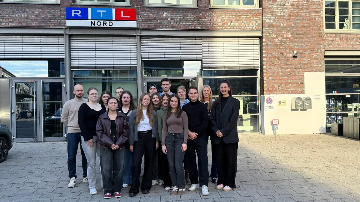 Die Schulklasse besucht die RTL Nord Redaktion.