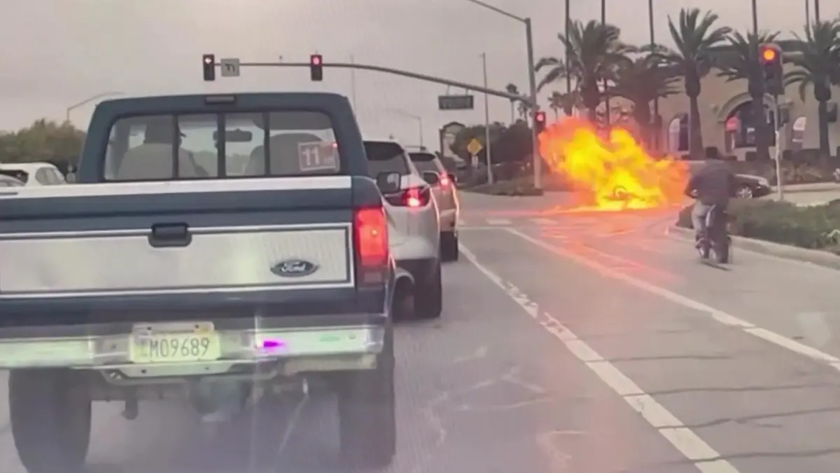 Motorradfahrer rast bei Rot über Ampel – dann geht er in Flammen auf! Heftiger Unfall in Kalifornien