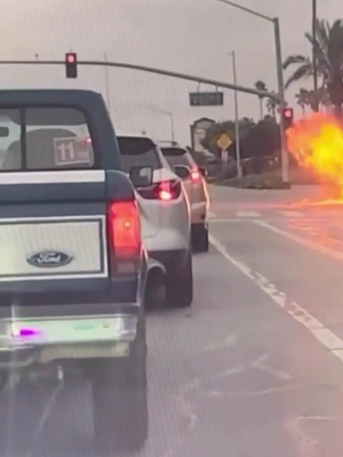 Bild zu: "Motorradfahrer rast bei Rot über Ampel – dann geht er in Flammen auf!"