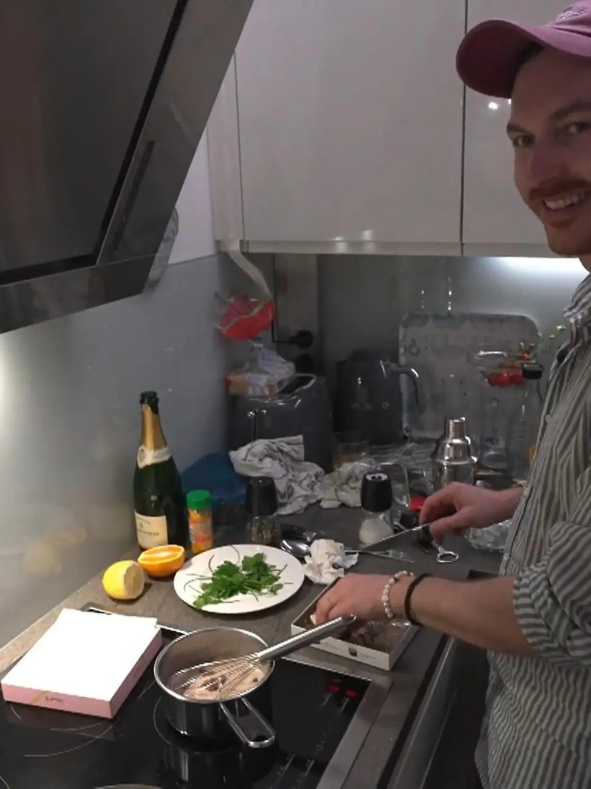 Bild zu: "Patrick schmilzt die Gastgeschenk-Pralinen ein"