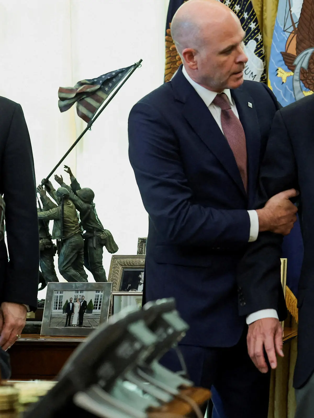 Bild zu: "Panik im Weißen Haus! Mann kollabiert während Trump-Pressekonferenz"