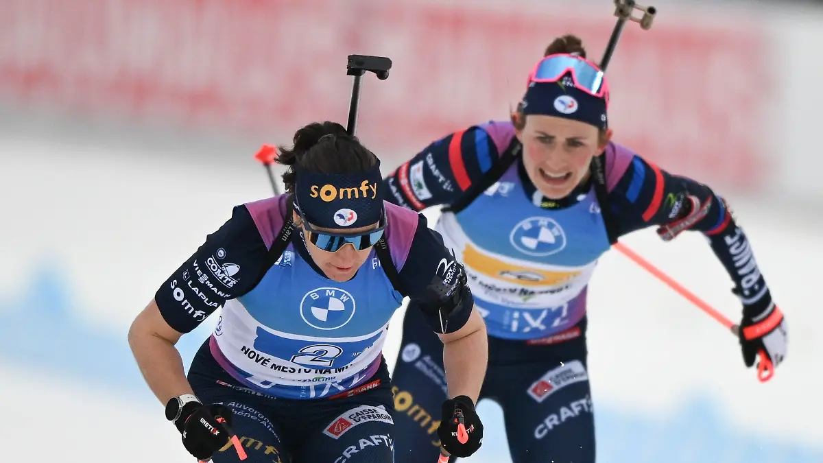 Julia Simon (l) darf nach dem Kreditkartenbetrug an ihrer Teamkollegin Justine Braisaz-Bouchet (r) bei Olympia teilnehmen. (Archivbild)