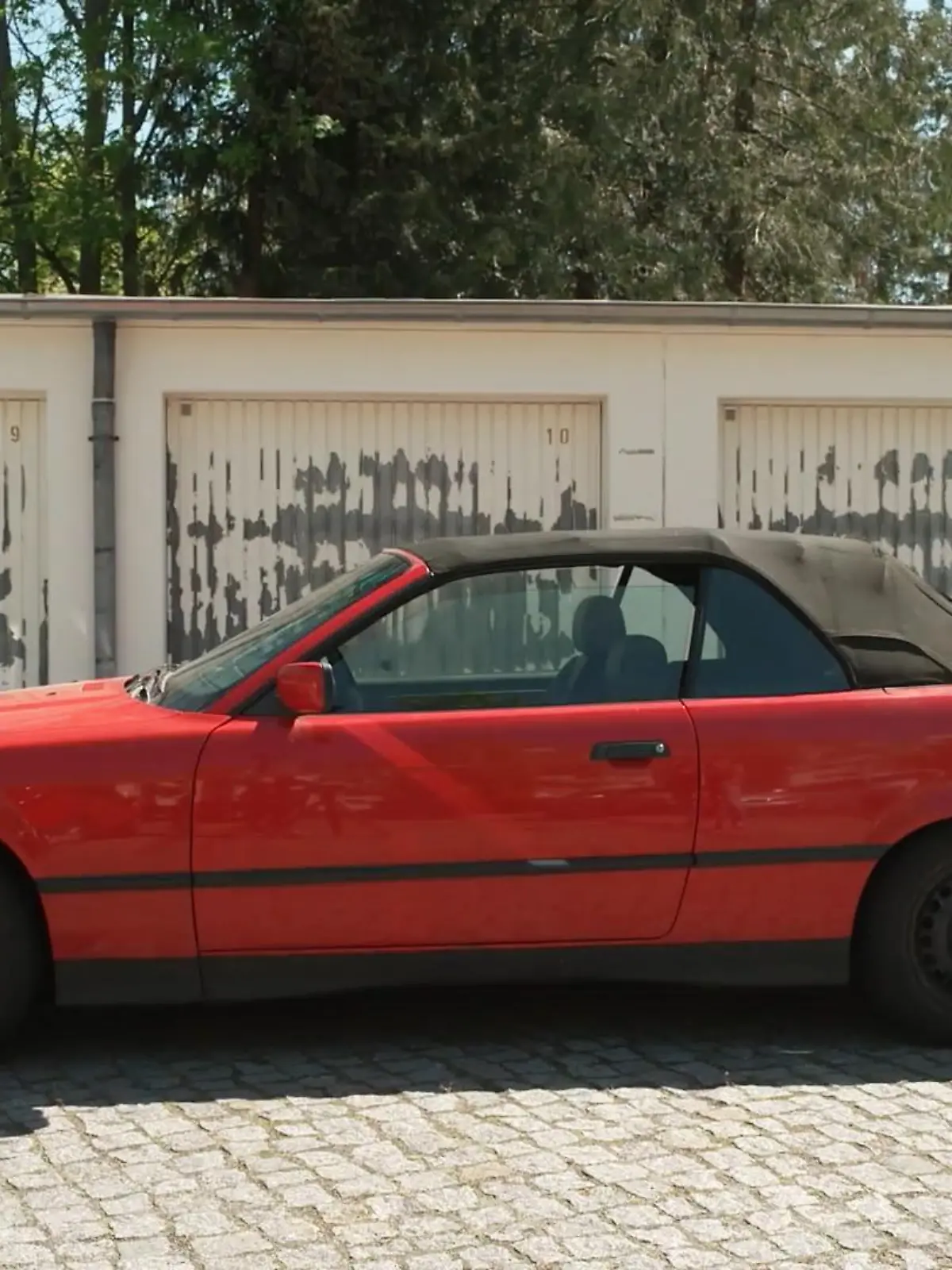 Bild zu: "Martina hofft auf die Rettung ihres betagten BMW Cabrios"