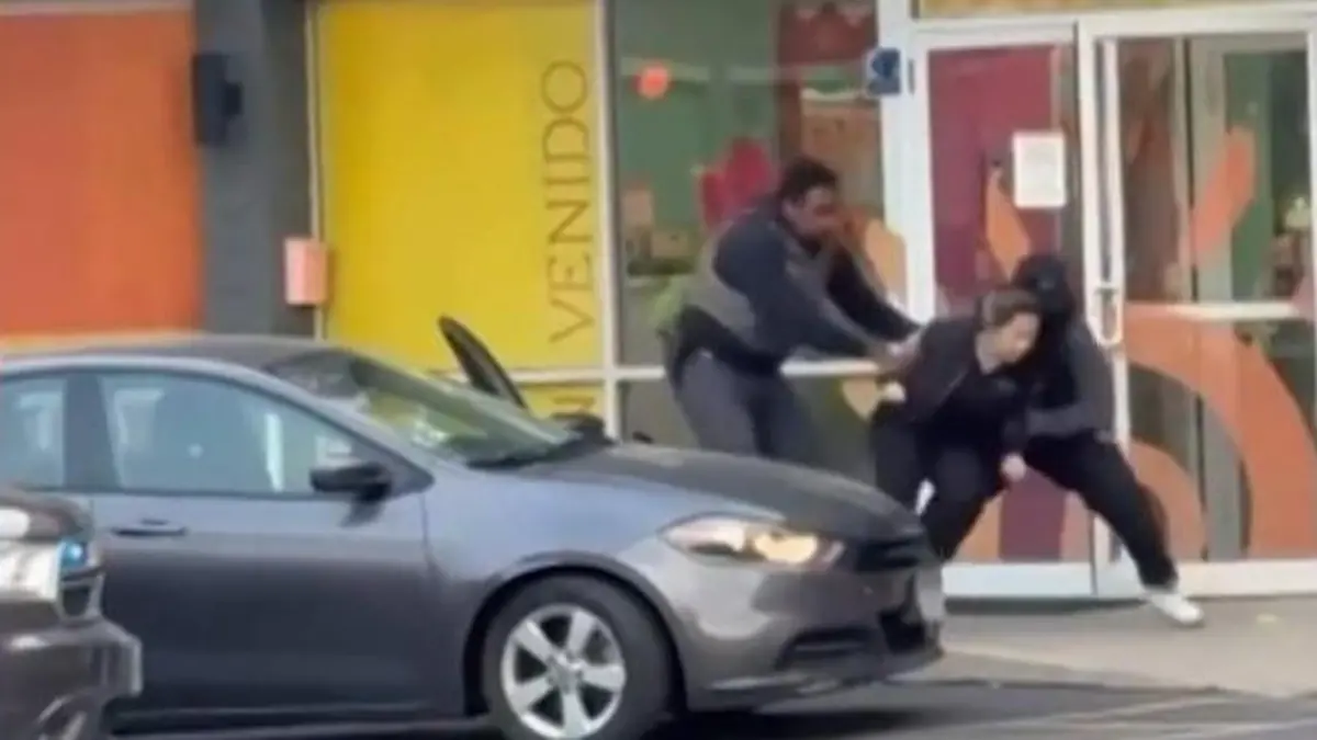 Direkt vor den Augen der Kinder! US-Beamte zerren schreiende Erzieherin aus Kita Trumps Einwanderungspolitik rigoros