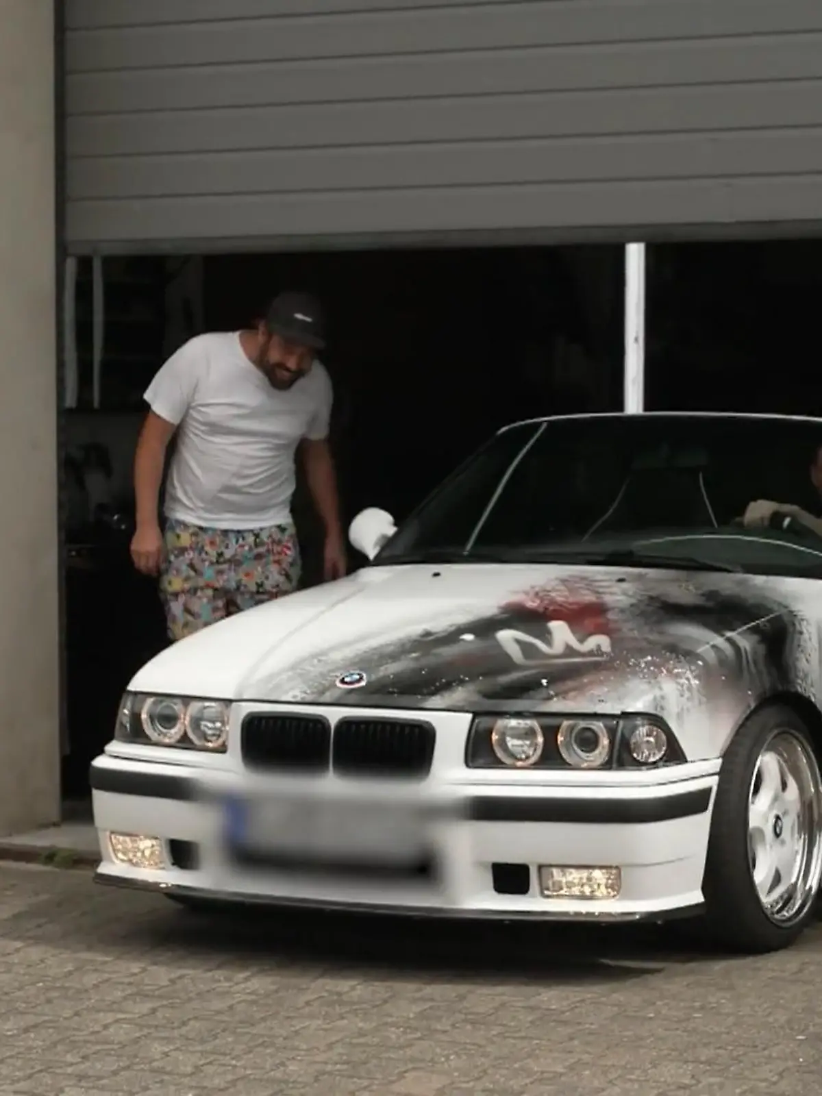 Bild zu: "Martina kann ihr getuntes Cabrio kaum wiedererkennen"