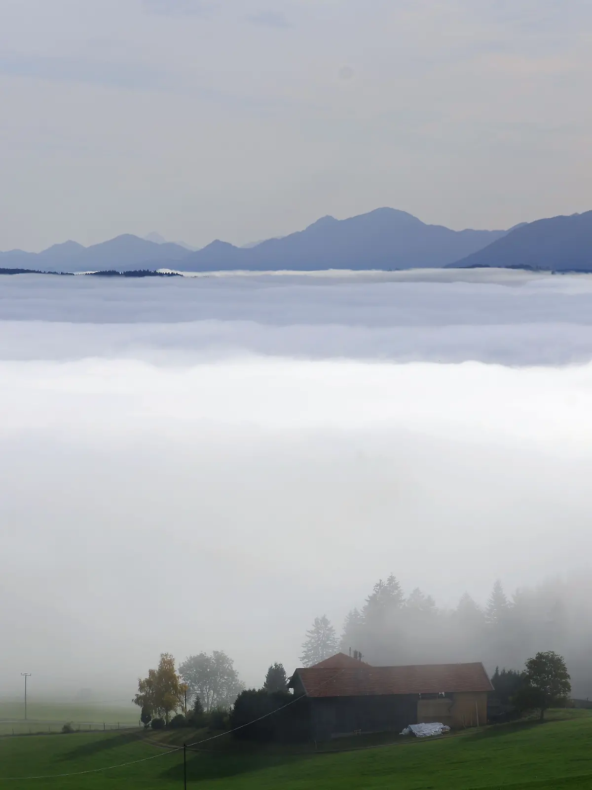 Sonne in den Bergen und Nebel im Tal - Wetter