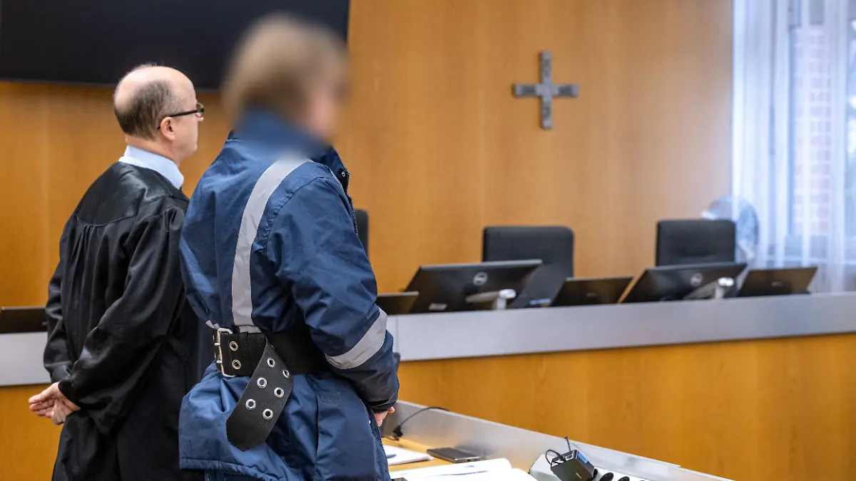 Das Motiv? Der 27-Jährige wollte offenbar in eine geschlossene Einrichtung eingewiesen werden.