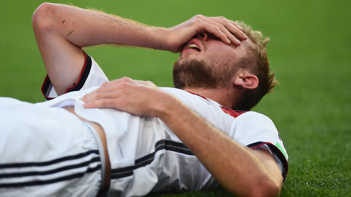 RIO DE JANEIRO, BRAZIL - JULY 13:  Christoph Kramer of Germany lies on the pitch after a collision during the 2014 FIFA World Cup Brazil Final match between Germany and Argentina at Maracana on July 13, 2014 in Rio de Janeiro, Brazil.  (Photo by Laurence Griffiths/Getty Images)
