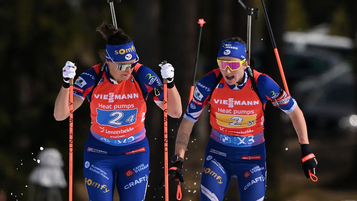 Julia Simon (l) darf nach dem Kreditkartenbetrug an ihrer Teamkollegin Justine Braisaz-Bouchet (r) bei Olympia teilnehmen. (Archivbild)