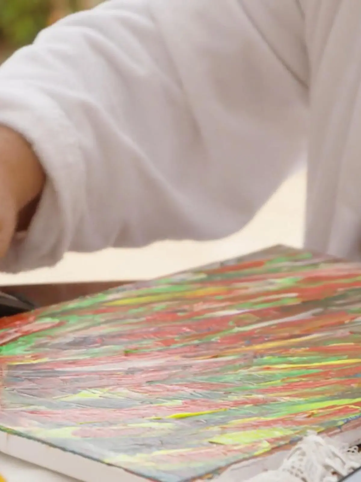 Bild zu: "Mike bringt seine Kunst mit den Fingern auf die Leinwand"