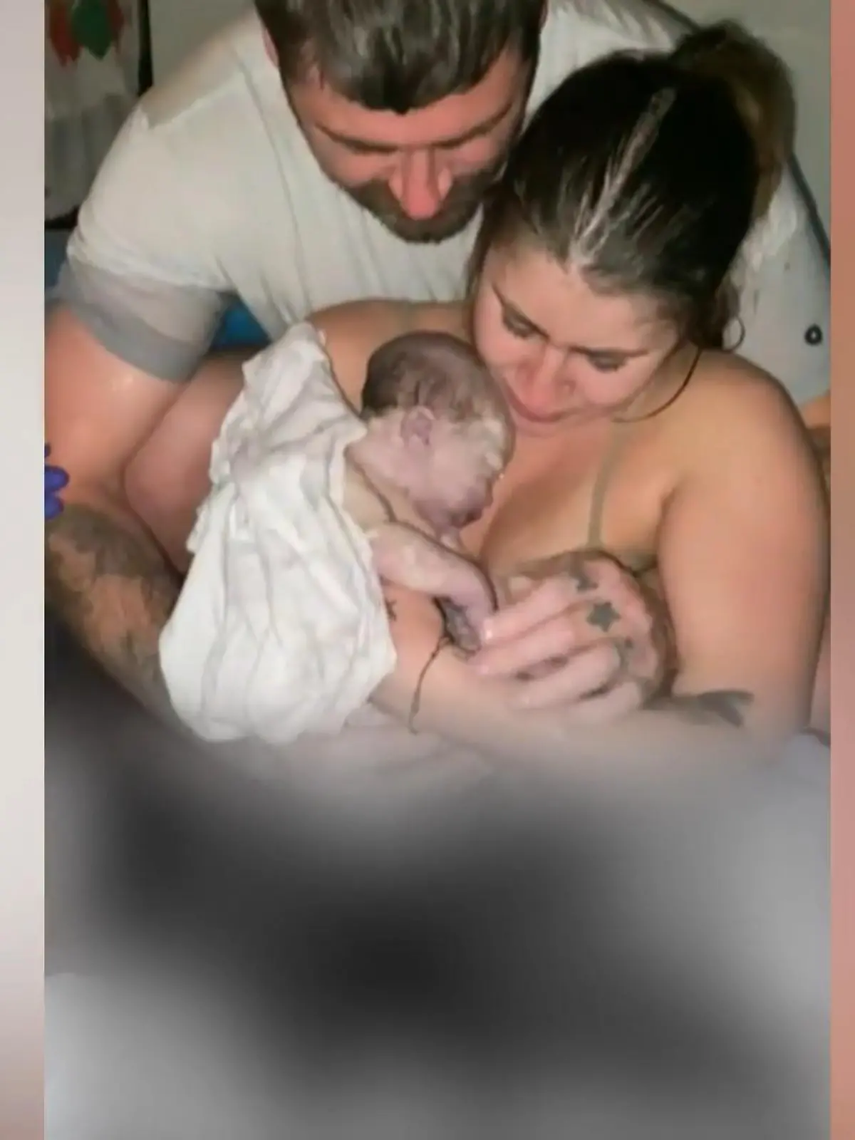 Bild zu: "Rebecca und Kory freuen sich über ihre kleine Tochter"