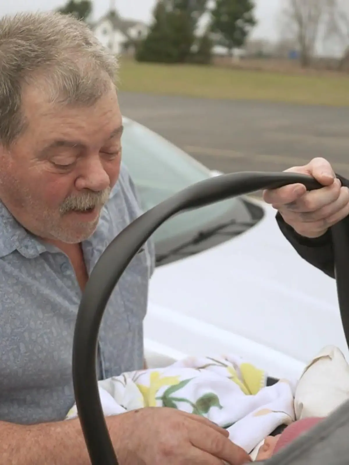 Bild zu: "Korys Vater begegnet seiner Enkeltochter bei der Kindersegnung"