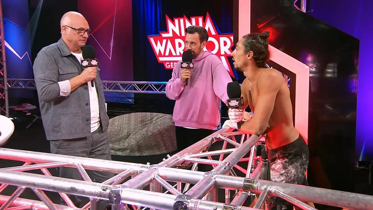 Frank Buschmann macht René Casselly eine Ansage Bei „Ninja Warrior Germany“
