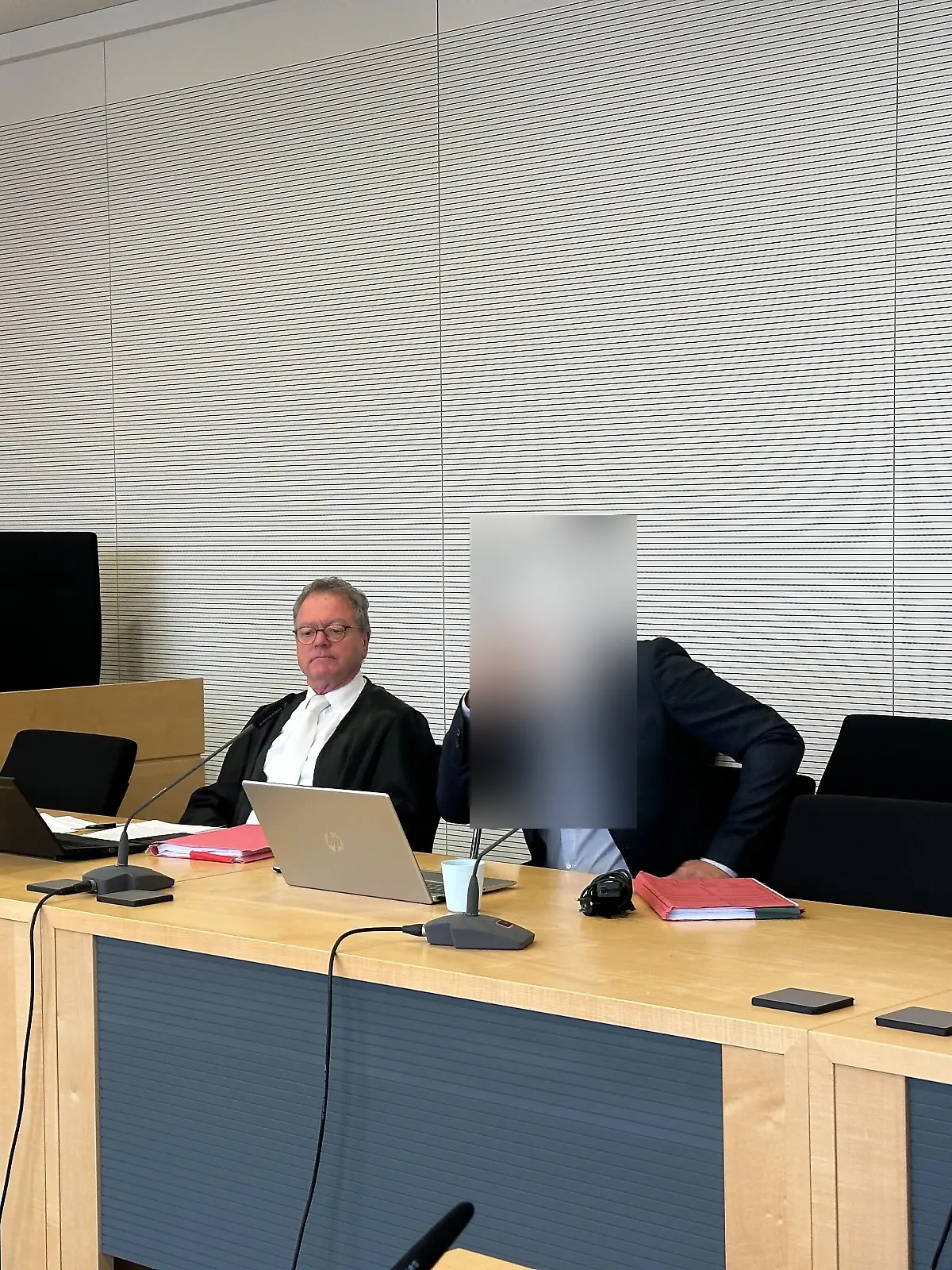 Bild zu: "Richter auf der Anklagebank! Er soll Kollegin gegen ihren Willen im Intimbereich berührt haben"