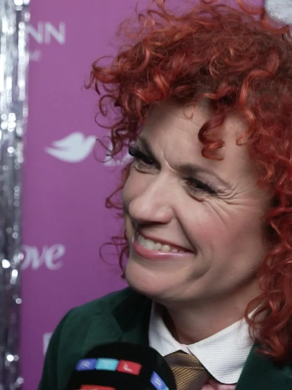 Bild zu: "Schwer verliebte Lucy Diakovska schwebt auf Wolke Sieben"