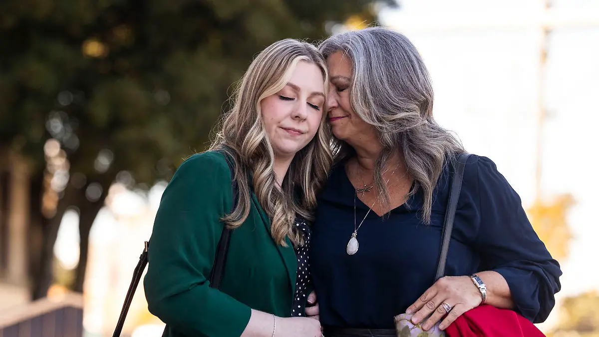 Abigal Zwerner (l.) mit ihrer Mutter Julie nach der Gerichtsverhandlung