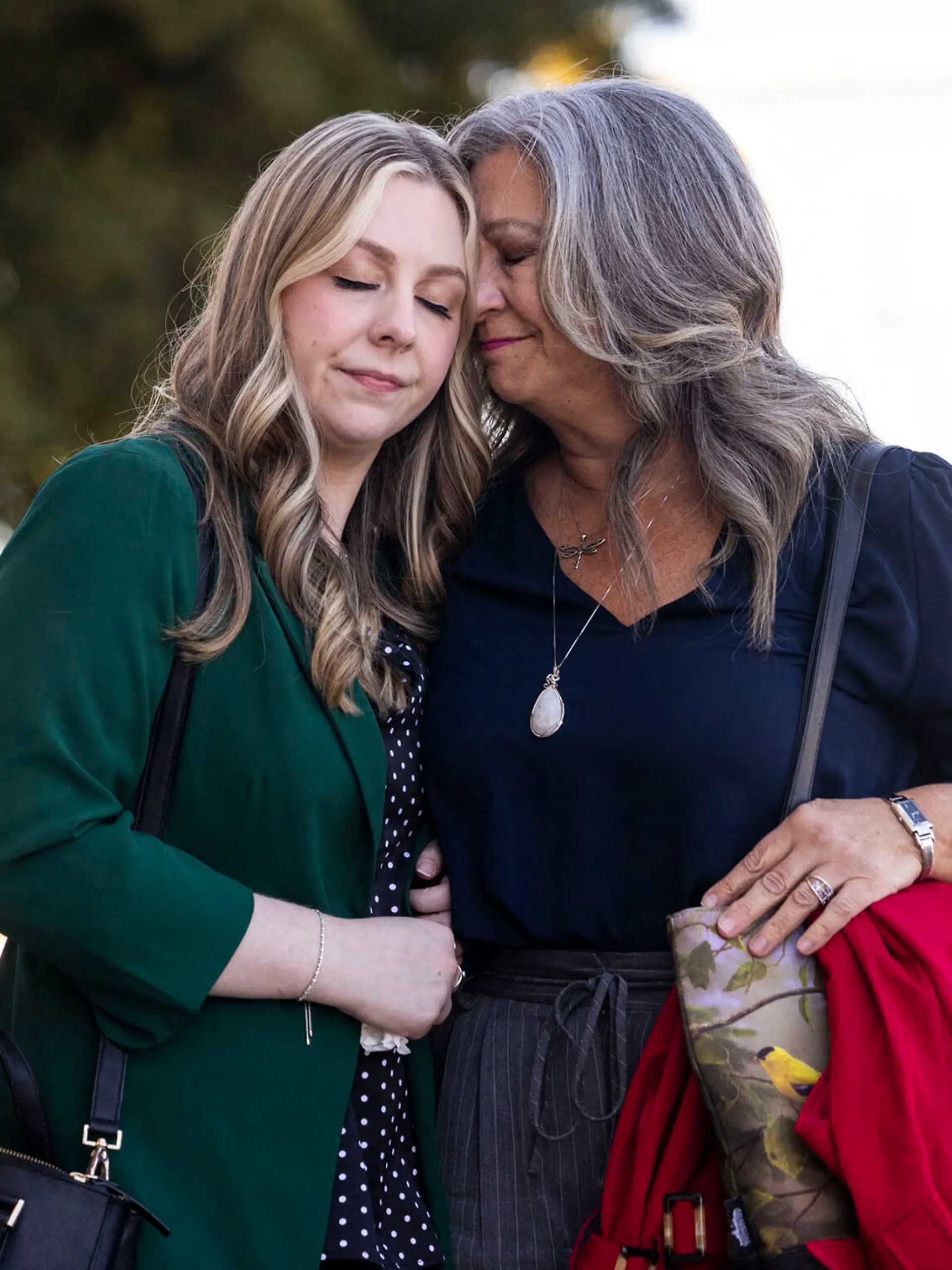 Abigal Zwerner (l.) mit ihrer Mutter Julie nach der Gerichtsverhandlung 