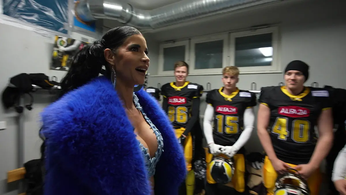 Schutzausrüstung statt sexy Dessous! Erotikmodel glänzt beim Footballtraining Micaela Schäfer umgeben von starken Jungs