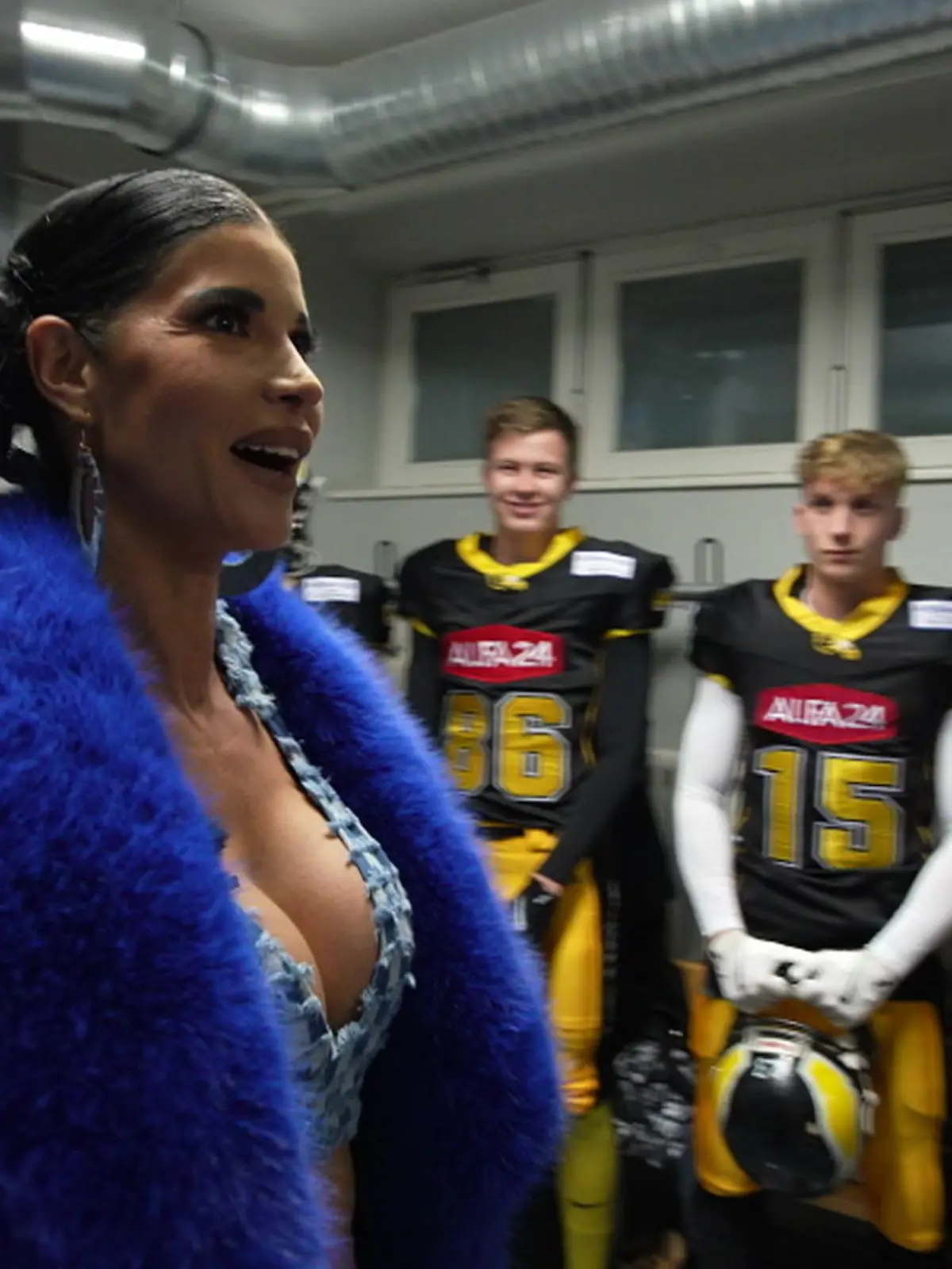 Bild zu: "Schutzausrüstung statt sexy Dessous! Erotikmodel glänzt beim Footballtraining"