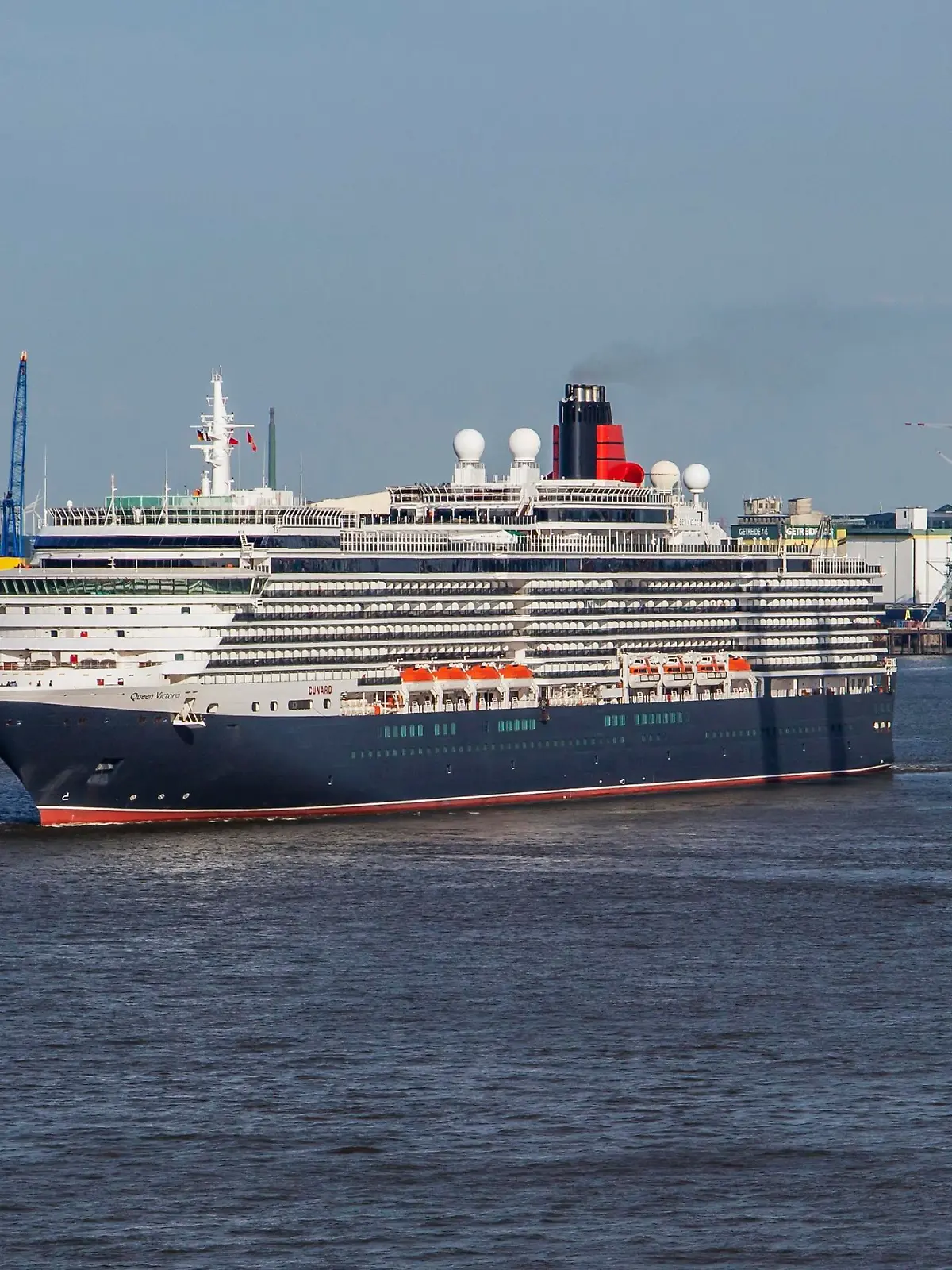 Kreuzfahrtschiff Queen Victoria auf der Elbe im Hamburger Hafen, Hamburg, Land Hamburg, Norddeutschland, Deutschland, Europa