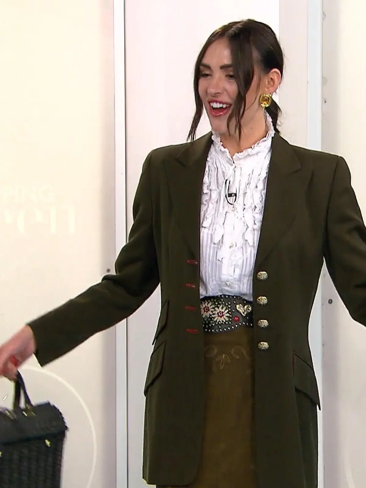 Bild zu: "Carina präsentiert sich traditionell-modern"