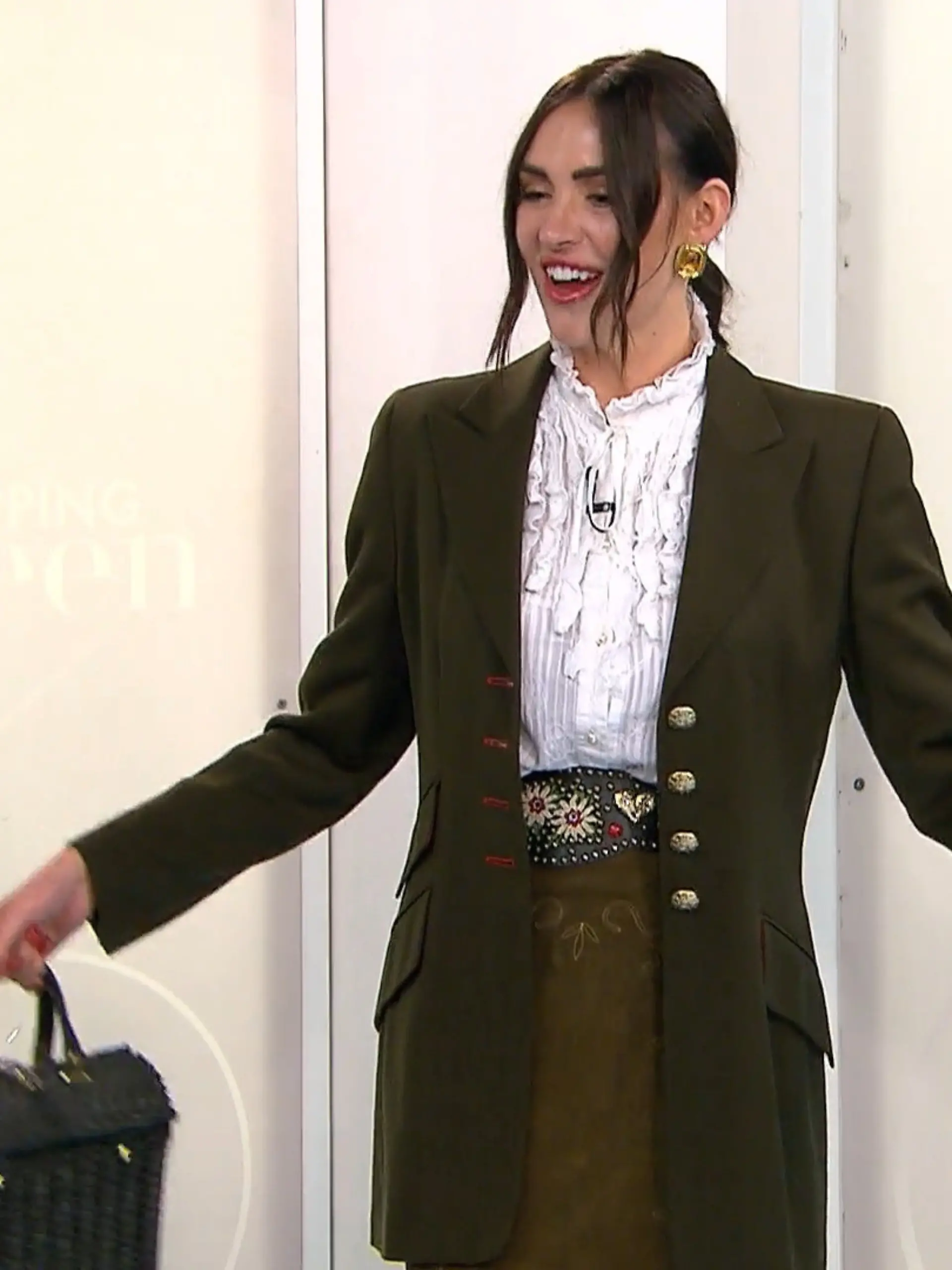 Bild zu: "Carina präsentiert sich traditionell-modern"