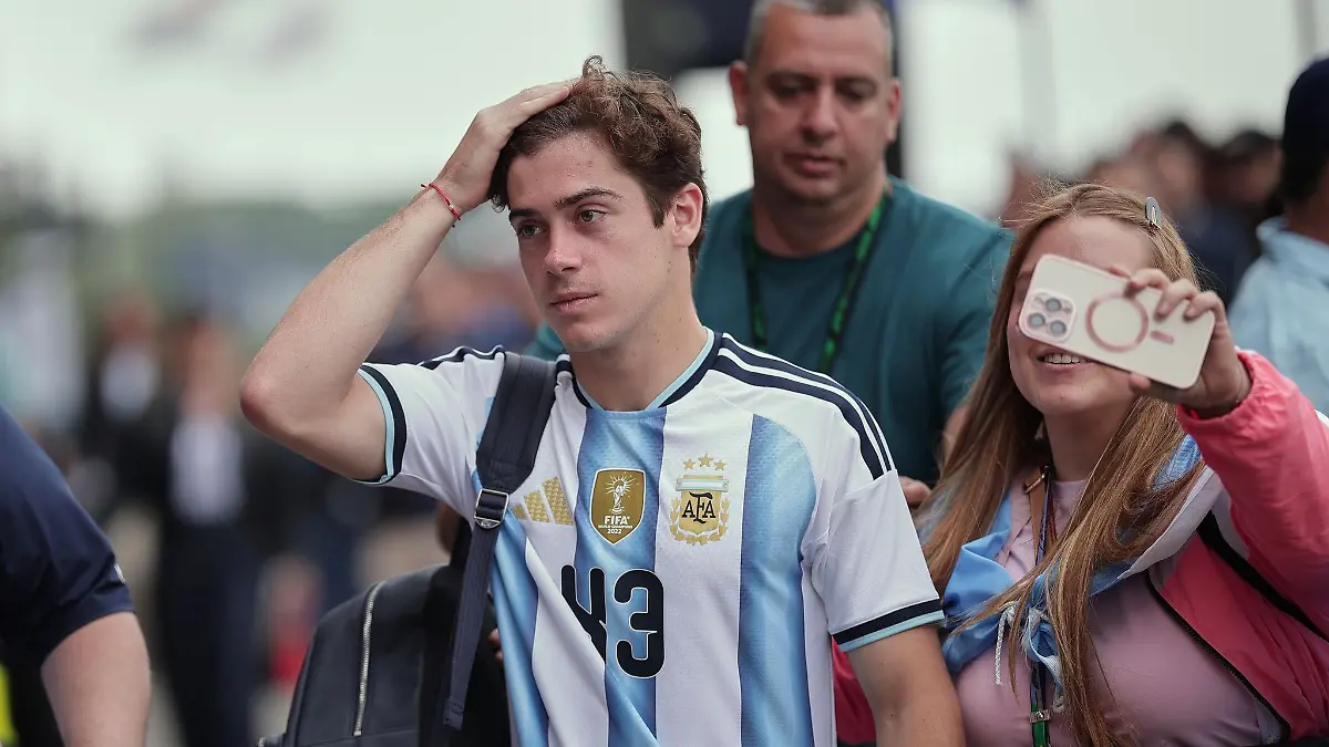 Franco Colapinto kommt im argentinischen Nationaltrikot an der Strecke in Interlagos an.