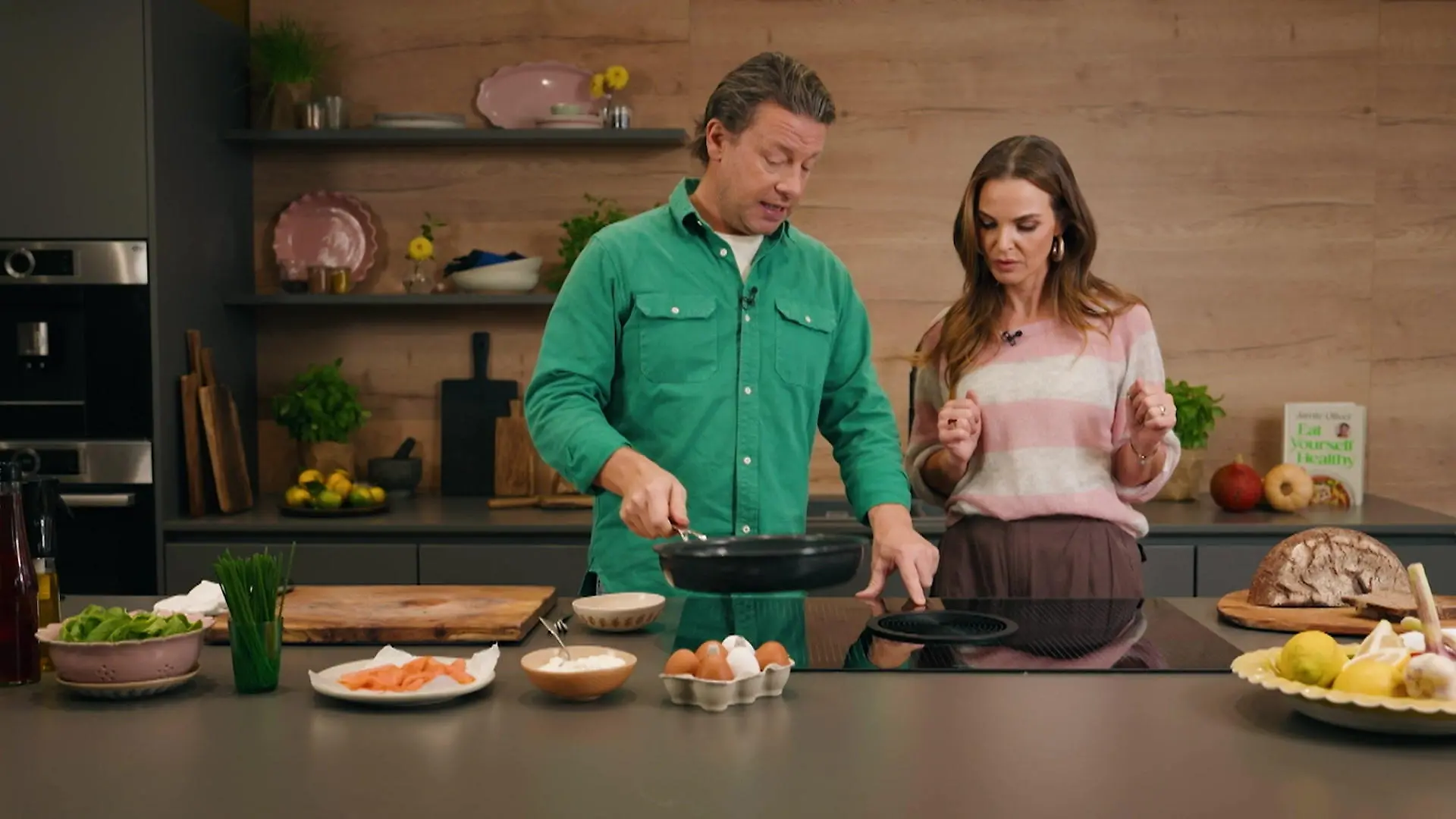 Omelett a lá Oliver! So gelingt euch das Zehn-Minuten-Rezept des Starkochs Jamie Oliver zu Gast bei GALA