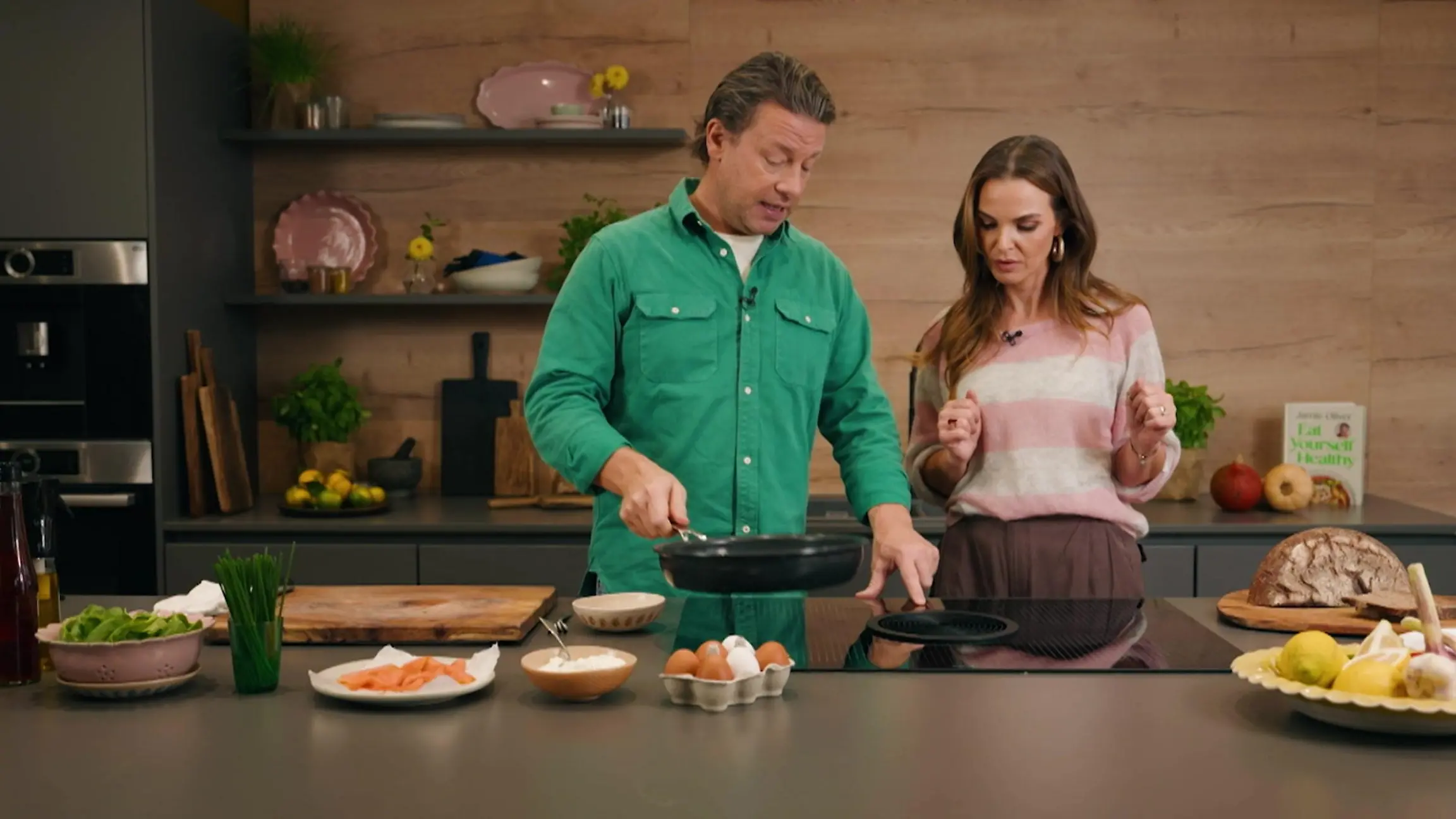 Omelett a lá Oliver! So gelingt euch das Zehn-Minuten-Rezept des Starkochs Jamie Oliver zu Gast bei GALA