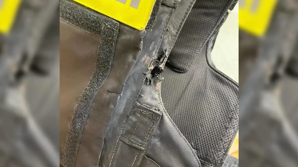 Eine Polizeiweste mit einem Brandloch.