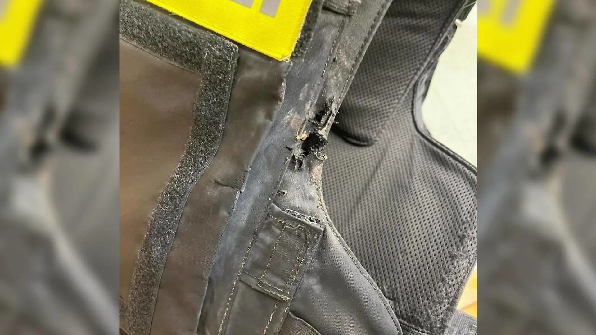 Eine Polizeiweste mit einem Brandloch.