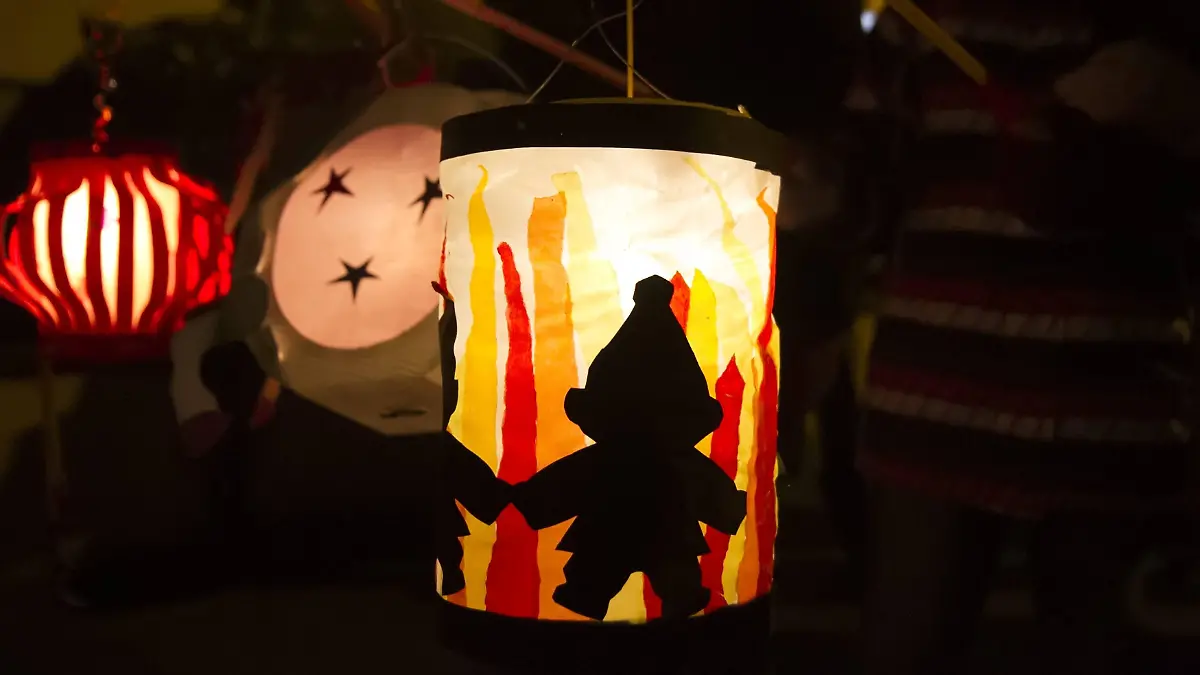 Verschiedene Laternen bei einem St. Martinsumzug