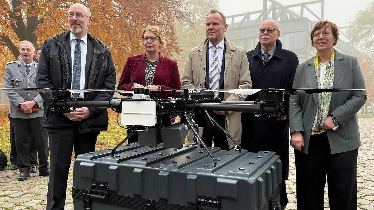 Innenminister von Hamburg, Ulrich Mäurer (SPD, 2.v.r.), Innenminister von Bremen, Christian Pegel (SPD, l), Innenminister von Mecklenburg-Vorpommern, Daniela Behrens (SPD, 2.v.l.), Innenminsiterin von Nidersachsen und Sabine Sütterlin-Waack (CDU), Innenministerin von Schleswig-Holstein, stehen beim «Norddeutschen Kompetenzcluster Drohnenabwehr» vor einer Abfangdrohne des Modells A1-Falke von Argus Interception.