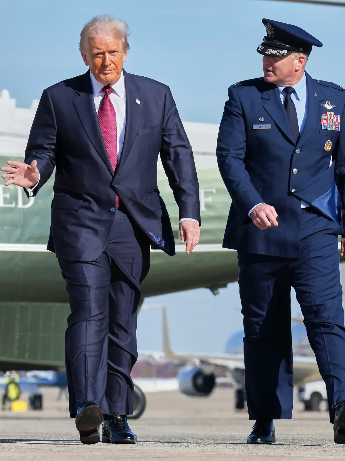 Bild zu: "Verdächtiges Paket auf Trump-Flugplatz entdeckt – sieben Menschen in Klinik"